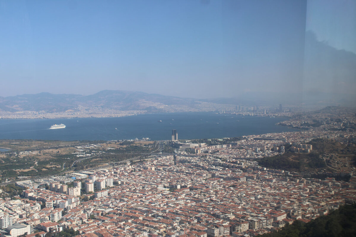 Вид с вершины - бухта как на ладони