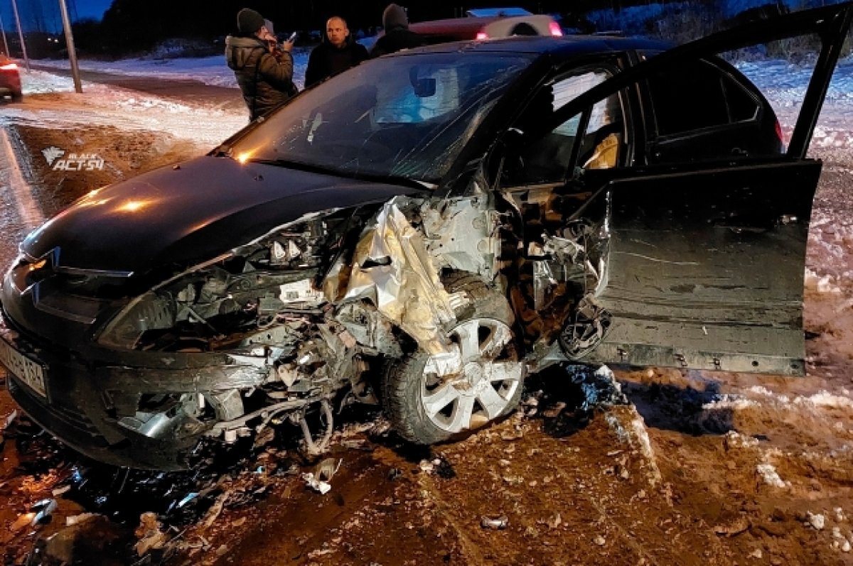    В Новосибирске лихач врезался в две машины на обледеневшей дороге