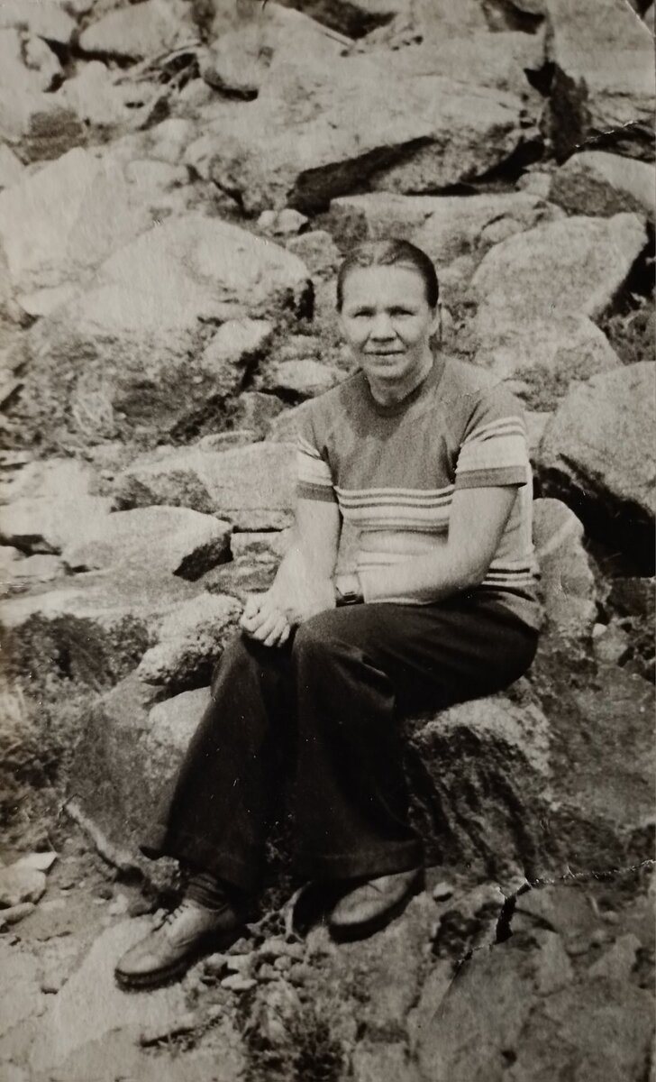 Лилия Косарева в горах Кавказа, начало 70-х годов.