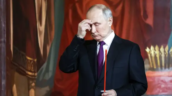 Президент России Владимир Путин в апреле во время службы в православном храме © IMAGO/ITAR-TASS