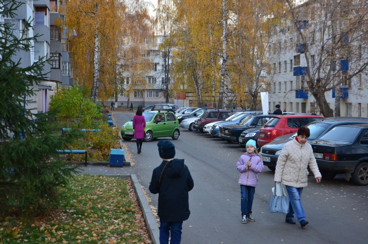 Движение во дворах. Пешеходы в жилой зоне. Пешеход во дворе. Пешеходы на дворовой территории.