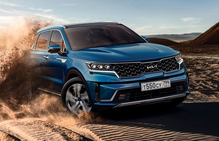 И без программы. Процедура оформления автомобиля из КЗ в РФ одинаковая что по программе, что без программы. Срок владения автомобилем не важен.  
✅ Я уже делился личным опытом того, как перевез и оформил в РФ собственную автомашину 4 года назад. 

Но в последнее время произошли некоторые изменения, поэтому опишу опыт тех переселенцев, которые прошли все этапы в августе 2021 года. 
Сохраняйте себе в закладки. 

Итак:

1⃣ Сняли с учета в Казахстане. 

2⃣ Владельцу авто в тех. паспорте сделали прокол. 

3⃣ Выдали документ о том, что машина снята с учета. 

4⃣ В некоторых городах выдают транзитные номера (так было у нас). Рекомендую указать в них максимальный срок использования. 

🚩НО нашим друзьям транзитные номера не выдали, поэтому потребовалось обратиться в ЦОН с документом, в котором указано, что машина снята с учета🚩 

5⃣ На этом документе НЕОБХОДИМО в ЦОНе сделать отметки:
- О выезде за пределы РК на ПМЖ в Россию;
- О том, что номерные знаки сданы;
- О том, что транзитные номера не выданы. 

✔️Так как авто двигалось без номерных знаков, то данный документ предъявляли работникам ГИБДД, как основание. 

6⃣ После пересечения границы Казахстан-Россия следует ОБЯЗАТЕЛЬНО приобрести страховой полис сроком не менее 1 месяца. (Мы приобрели на 2 недели и этого времени недостаточно, чтобы все успеть). 
Желательно чтобы при обращении в ГИБДД страховой полис ещё действовал. 
7⃣ В течение этого срока необходимо оформить  документы на территории России. 

‼️ Встать на миграционный учет
‼️ Получить регистрацию
‼️ Получить СНИЛС
‼️ Получить ИНН
( кому то два последних действия не понадобились) 

8⃣ Имея вышеуказанные документы, прибывшие соотечественники уже обратились в аккредитованную организацию за получением ЭПТС. 
‼️ЭПТС ( электронный паспорт транспортного средства). 

9⃣ После обращения они получили статус "незавершенный" , т.к. ещё требуется растаможка авто. 

1⃣0⃣ Для этого с КНИЖКОЙ УЧАСТНИКА ПРОГРАММЫ ПЕРЕСЕЛЕНИЯ обратились  в таможню в городе проживания для прохождения таможенного оформления и оплаты утилизационного сбора.
УТИЛЬ.СБОР 
❗️5200 руб. для автомашин старше 3 лет
❗️3600 руб. для новых автомашин. 

1⃣1⃣ После оплаты утиль сбора выдается статус "завершённый" 

1⃣2⃣ Далее обратились  в ГИБДД, оплатили гос. пошлину и получили свидетельство транспортного средства и гос. номера для автомобиля.

А теперь по ценам и контактам:
1. ЭПТС - 8000 р. +79010591553 Москва.(они же делают техническую экспертизу 4500 р.)83432864399 (добавить 126) Екатеринбург (говорят цена 3500 р.)
2. Техническая экспертиза в Саратове  СОЭКС-ВОЛГА, ул. Комсомольская 6/8, +78452390438  - 3500 р.
3. Техосмотр.Ищем ближайший в гугле, Яндексе, 2gis.  Я отдал 1500 р. (Смотрели как в КЗ)
4. Страховка. У меня вышло 17000 р. На два человека. Дорогая, потому что мы как иностранные граждане, и делается еще страховка на несчастный случай.
5. ГИБДД . Ближайший. Госпошлина за номера и стс 2500 р.