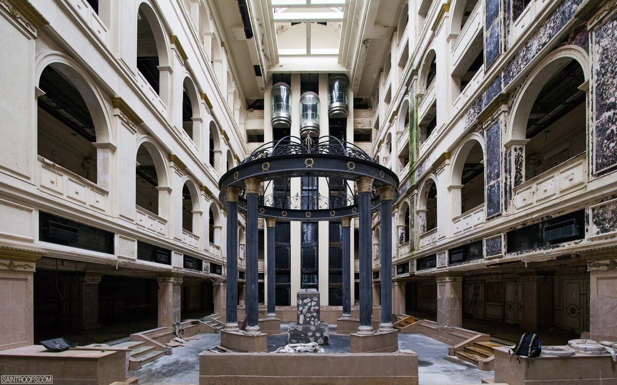 © SaintRoofs / wikimapia.org / CC BY 3.0 (Гостиница «Северная корона» в 2010-х гг.)