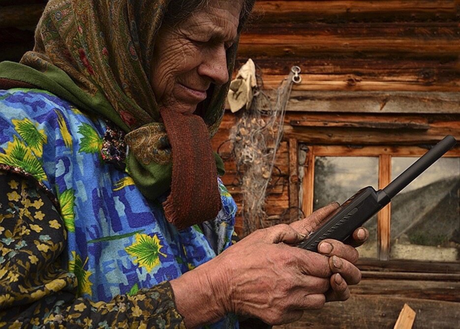 Рация сотовой связи в руках у отшельницы. Фото Яндекс.Картинки. 