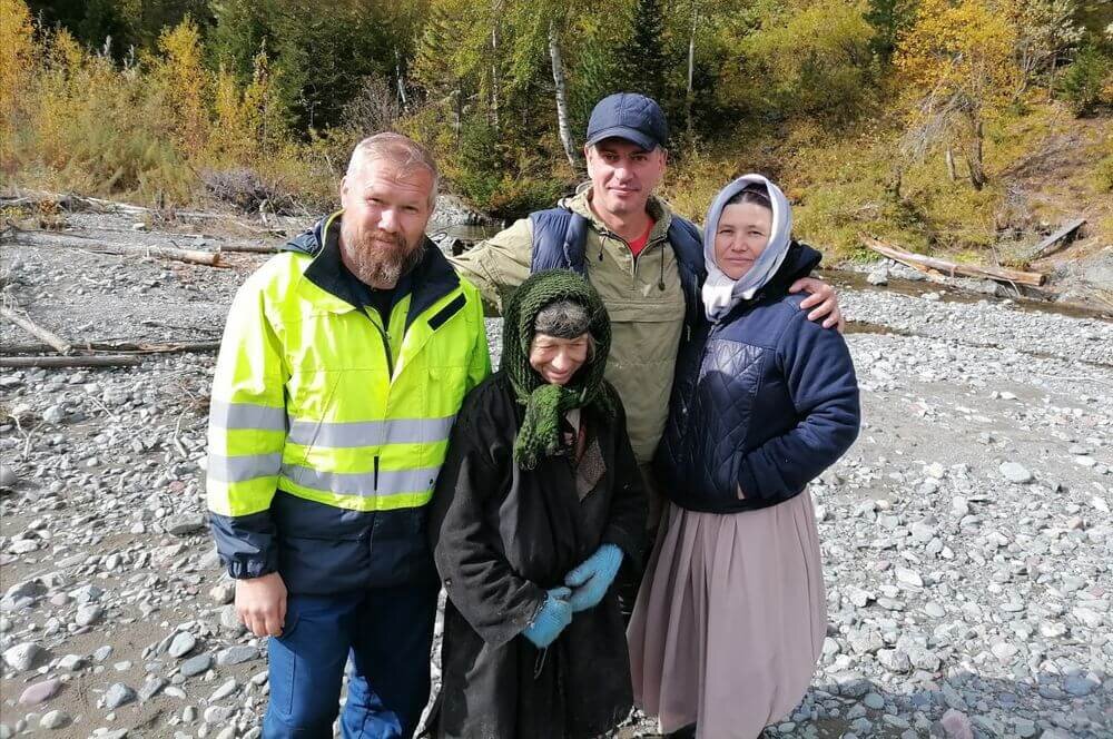 Справа женщина, которую тоже зовут Агафья и которая остаётся зимовать с отшельницей. Фото с сайта "Старообрядцы". 