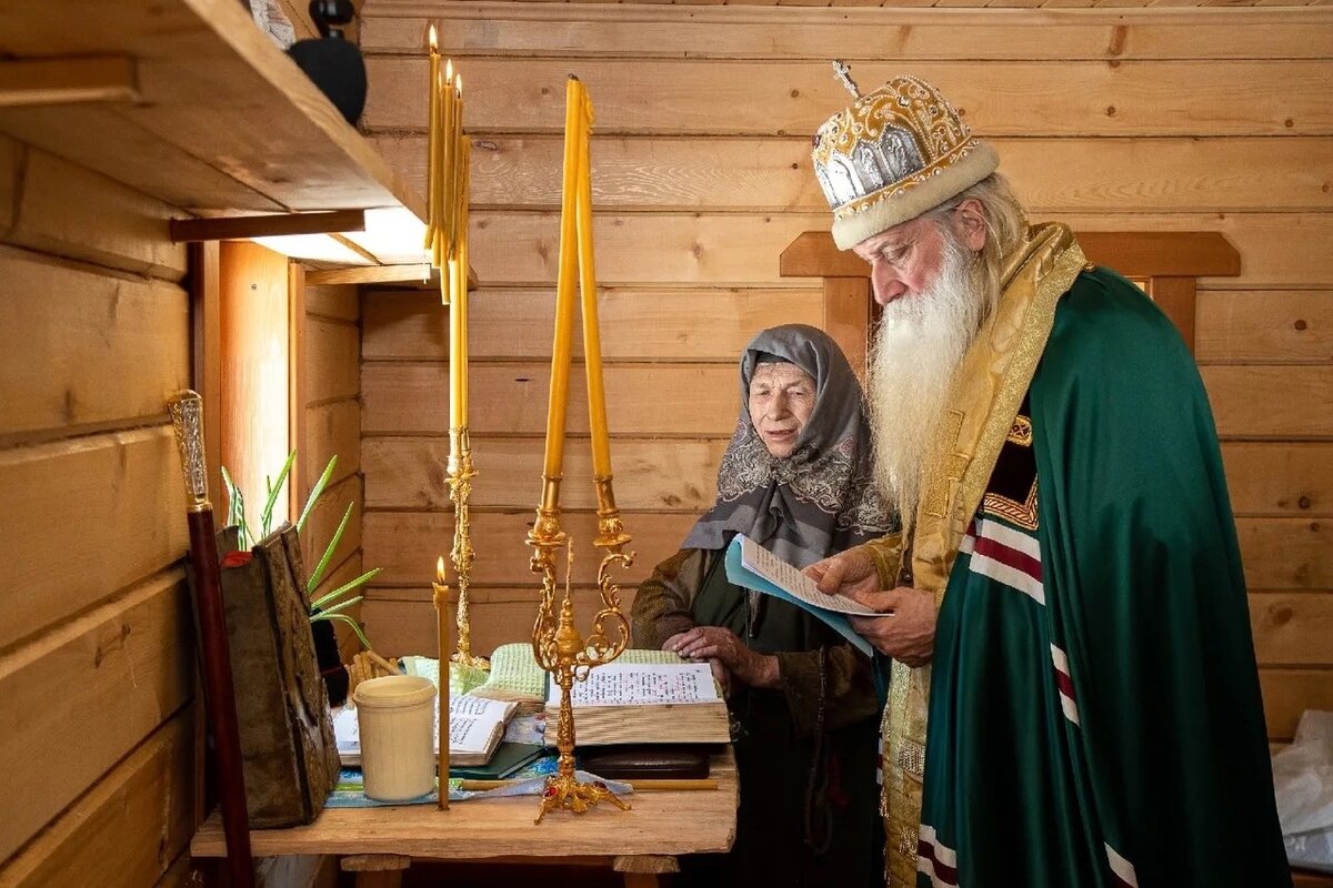Сам отец Корнилий приехал, чтобы освятить дом Агафьи Лыковой. Фото Яндекс.Картинки. 