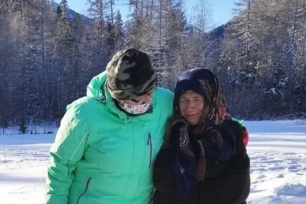 Гости вроде бы в маске. Но толку от неё. Фото Яндекс.Картинки. 