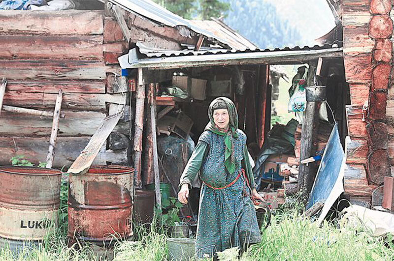 Агафья у старого дома. Фото Яндекс.Картинки. 