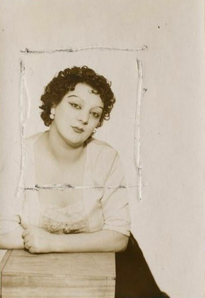 1932. Ман Рэй. Кики с Монпарнаса позирует для скульптора Джакометти