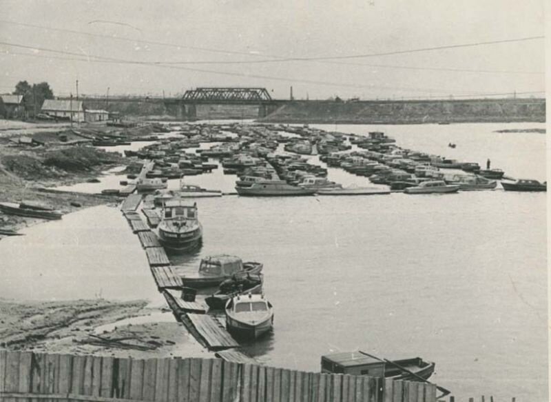 Лодочная станция общества охотников г. Череповца на реке Ягорбе
(октябрь 1964)
Автор:
В. Петров
Место съемки:
г. Череповец и Череповецкий район
Источники:
Череповецкое музейное объединение