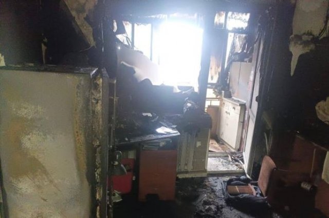    22 человека эвакуировали во время пожара в двухкомнатной квартире.