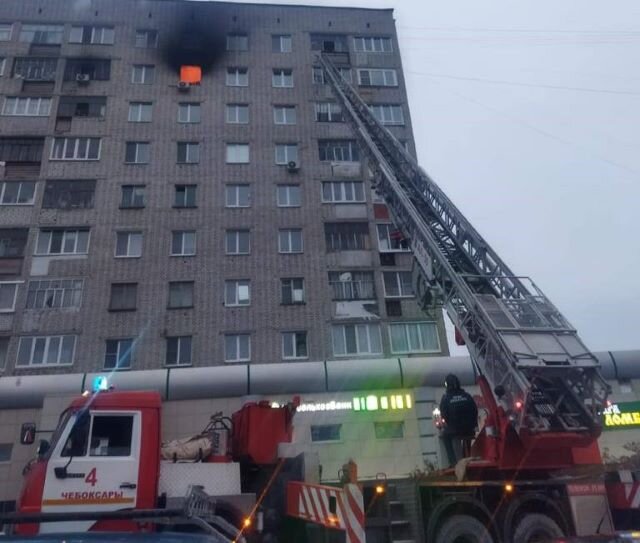   Пожар на 8 этаже дома №5 по проспекту 9-ой Пятилетки. Фото: ГУ МЧС по Чувашии