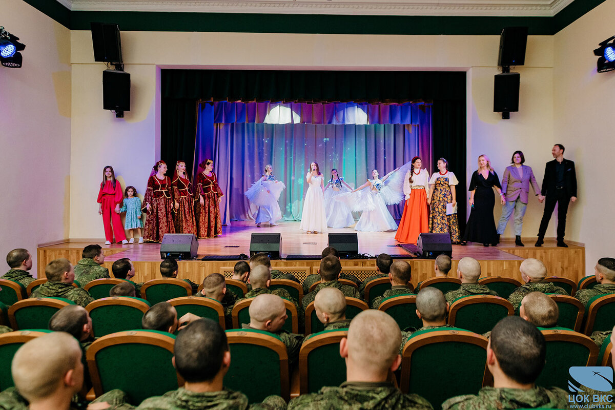 05.11.2023 г. Творческая группа ЦОК ВКС представила концертную программу «Сильна Россия своей верой», посвящённую Дню народного единства.