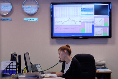    Сотрудница ЗАО "Биржа "Санкт-Петербург" ©Алексей Даничев РИА Новости