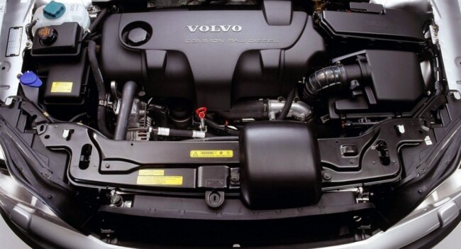 Volvo XC90 первого поколения появился на рынке в 2002 году. Эта модель стала настоящим прорывом в сфере автомобильной безопасности.-2