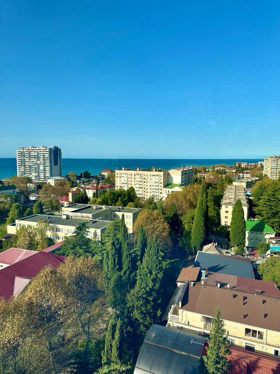 Будни в Лазаревском. Ночное изумрудное море, кафе с террасой в самом центре  курорта и квартира с видом на стоящие в Туапсинский порт танкеры | НА СВОИХ  ДВОИХ - Алёна И Женя | Дзен