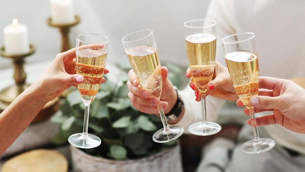    Высокие бокалы с просекко в руках:Freepik