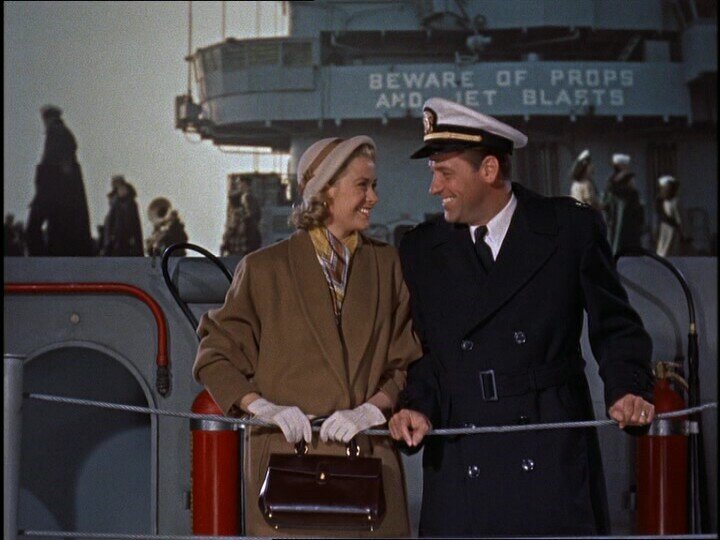 На борту авианосца с Уильямом Холденом. Грейс снова задействована в амплуа стильной женщины.