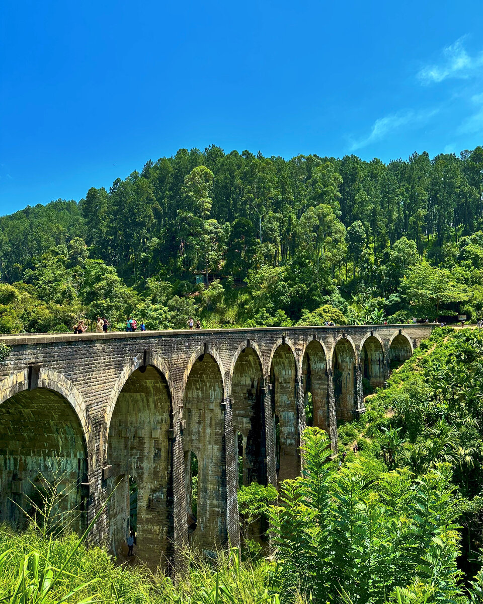 Знаменитый девятиарочный мост
