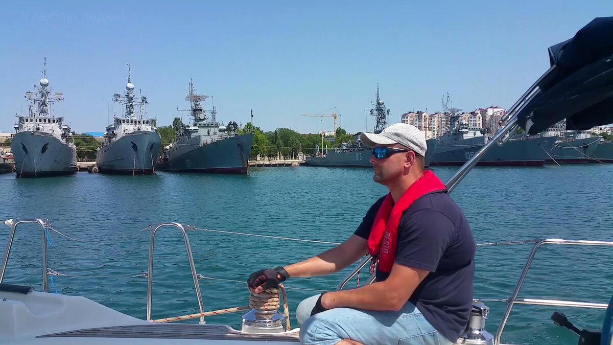 Противолодочные корабли и тральщики отдыхают у причальной стенки 