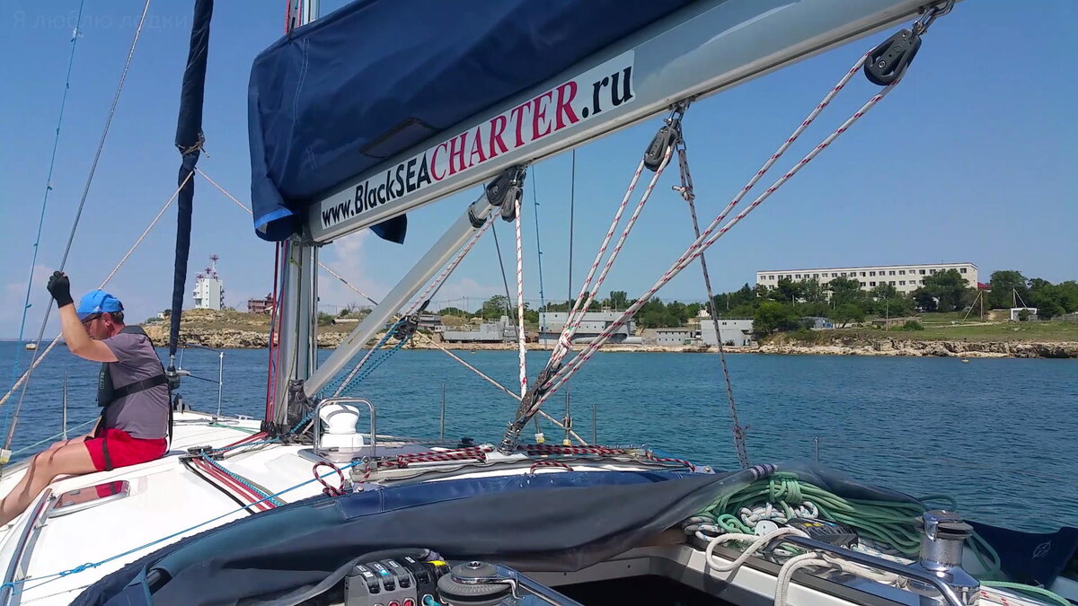 Корпуса ЧВВМУ. А возле воды - стальные "коробки", в которых тренируются в борьбе за живучесть судна 