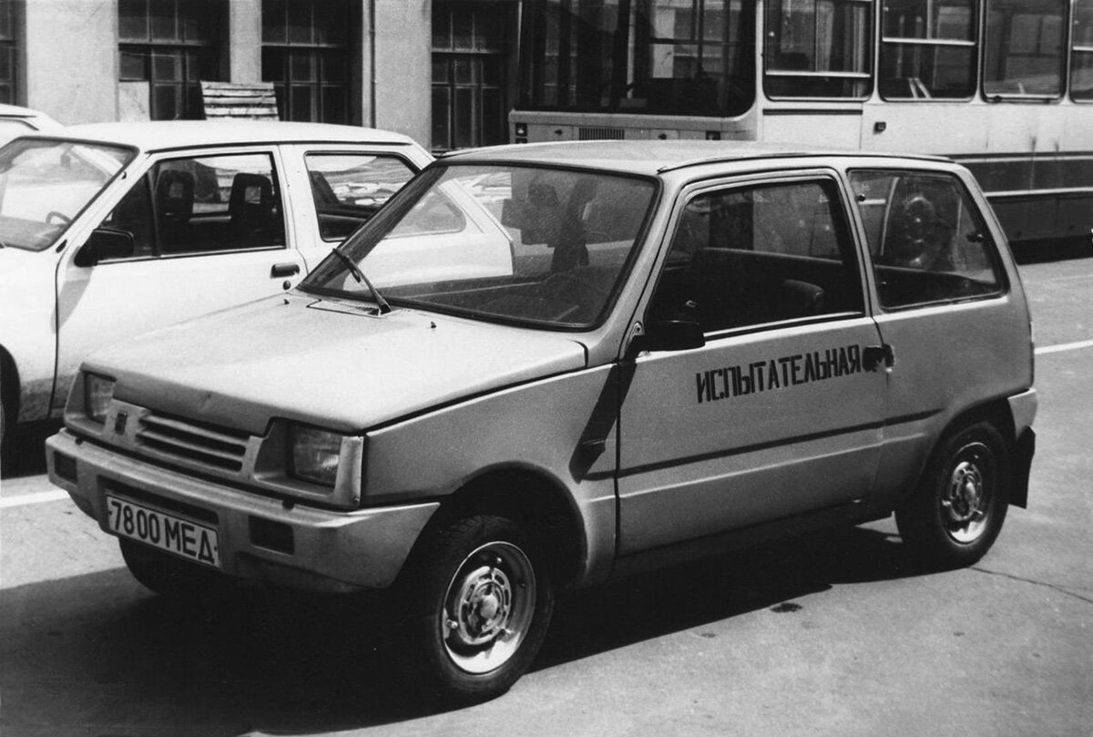 Один из пяти ВАЗ-1111 первой опытной серии («серия 100») отличался бездисковыми колесами. Кузов был короче (колесная база 2080 мм). Снимок 1986 года.