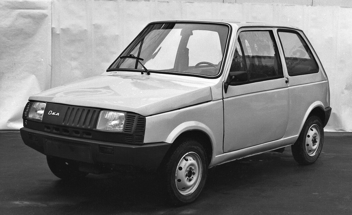 НАМИ-СМЗ-1101 «Ока» (ведущий конструктор Владимир Андреевич Миронов), 1981 г. Изобретательно решен вопрос фотосъемки в отсутствии студии: к фуре «Совтрансавто» клейкой лентой (слово «скотч» еще не вошло в обиход) прилепили рулоны белой бумаги, создав фон.