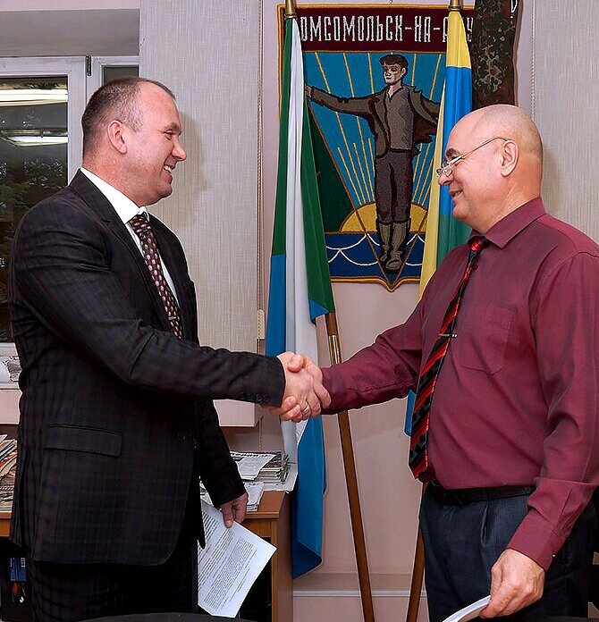 Алексей Силаков, председатель городского общественного движения «Моя любовь Комсомольск» и Сергей Козырьков, председатель городской организации ветеранов войны, труда, вооружённых сил и правоохранительных органов, 02.11.2023 г.