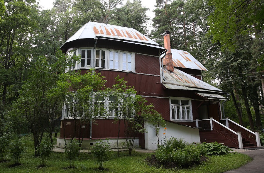 Дачный писатель. Музей Бориса Пастернака в Переделкино. Дача Пастернака в Переделкино. Поселок писателей Переделкино. Городок писателей Переделкино.