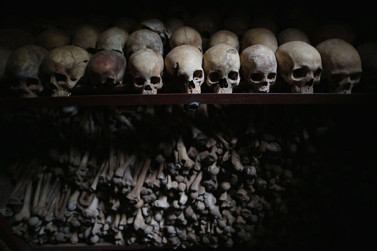 Геноцид это. Геноцид в Руанде 1994 кости.