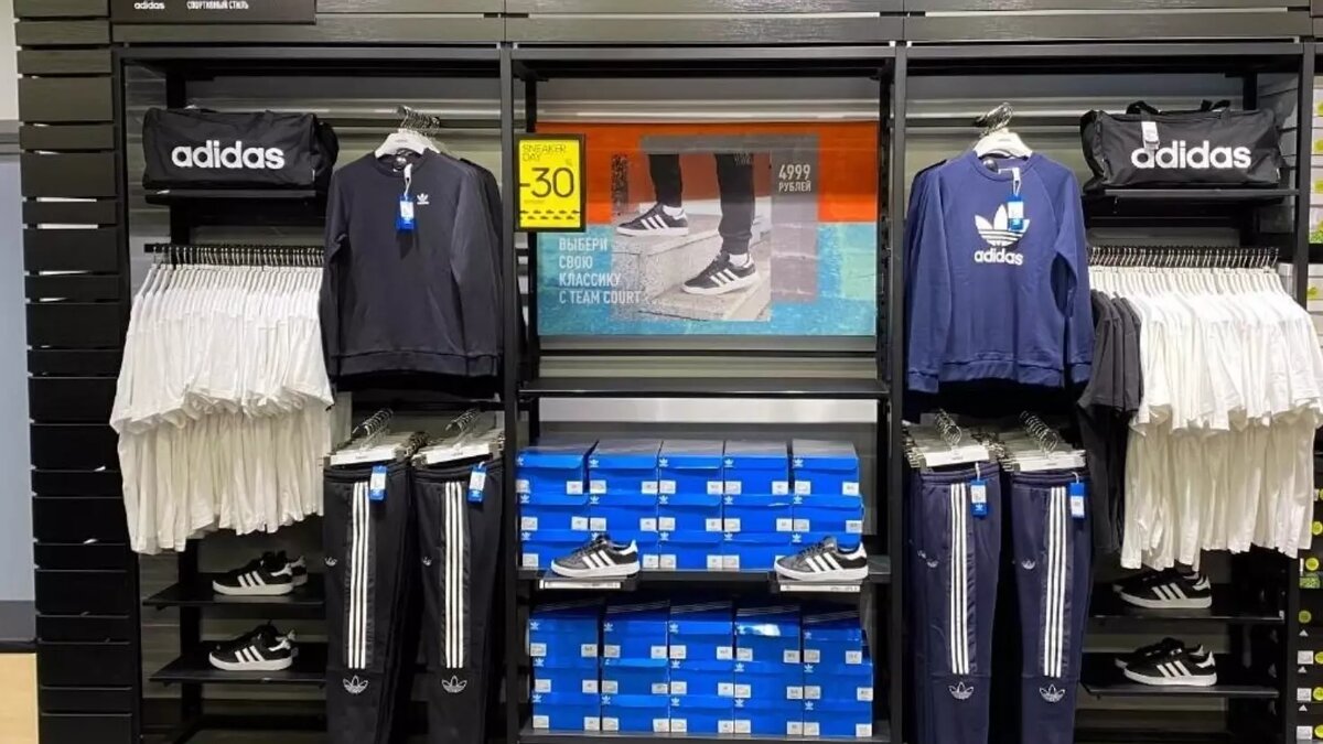     В Красноярске могут снова открыться магазины с вещами бренда Adidas, ушедшего из России в 2022 году.
