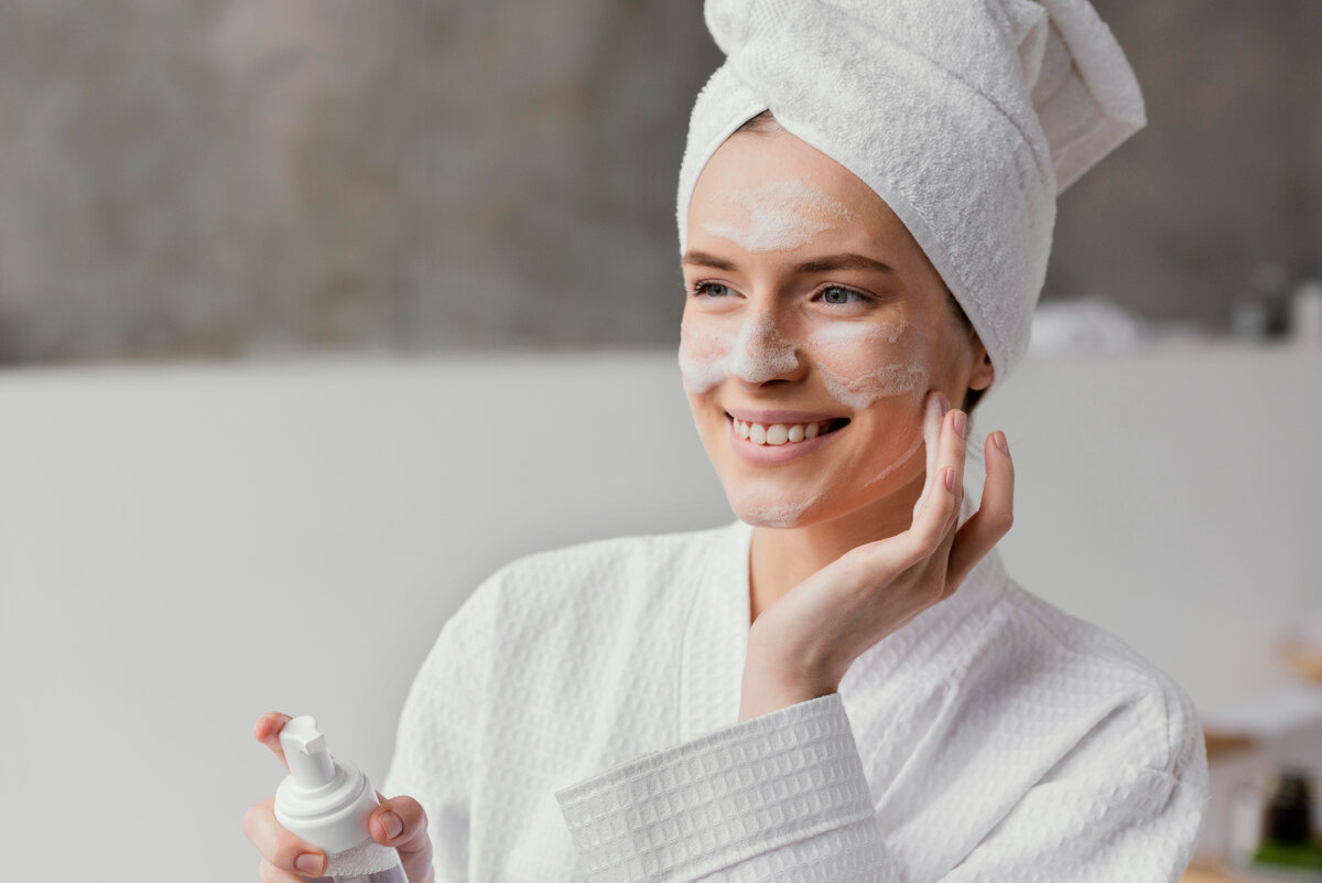 Изображение от <a href="https://ru.freepik.com/free-photo/woman-using-a-white-face-cream_14493358.htm#query=%D0%B6%D0%B5%D0%BD%D1%89%D0%B8%D0%BD%D0%B0%20%D0%BD%D0%B0%D0%BD%D0%BE%D1%81%D1%8F%D1%89%D0%B0%D1%8F%20%D1%83%D1%85%D0%BE%D0%B4%D0%BE%D0%B2%D1%83%D1%8E%20%D0%BA%D0%BE%D1%81%D0%BC%D0%B5%D1%82%D0%B8%D0%BA%D1%83&position=3&from_view=search&track=ais">Freepik</a>
