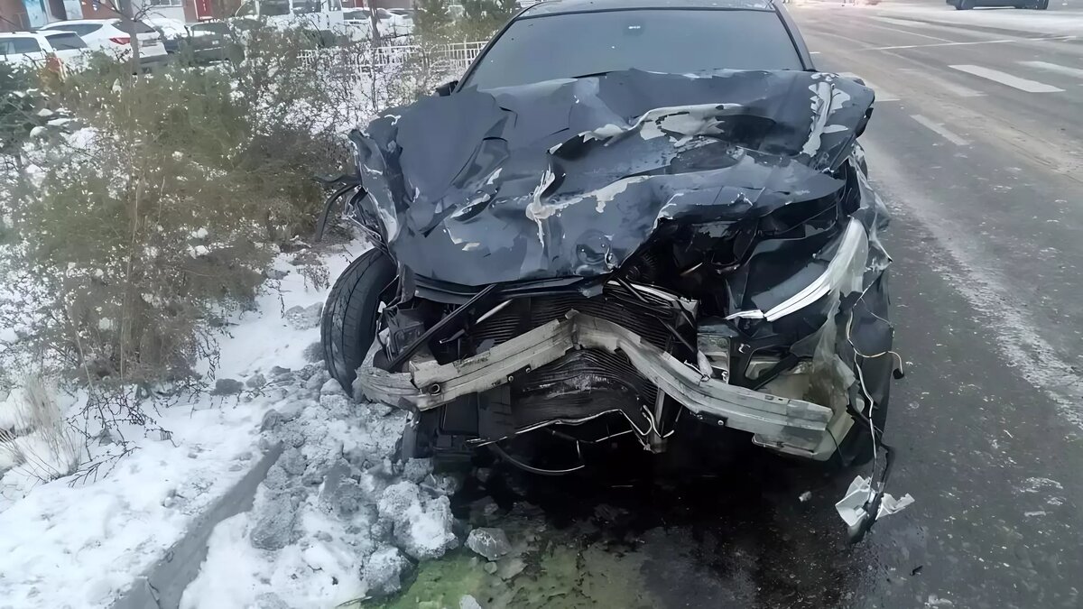     ГИБДД Абакана разыскивает водителя, который стал виновником массовой аварии с двумя пострадавшими. С места ДТП виновник сбежал до приезда полиции.