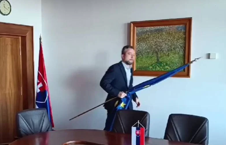 Флаг ЕС - в трубочку