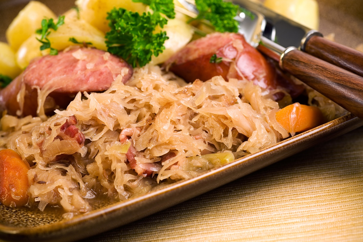 Немецкая квашеная капуста Sauerkraut. Капуста зауэркраут. Кислая капуста зауэркраут. Sauerkraut – квашеная капуста немцев.