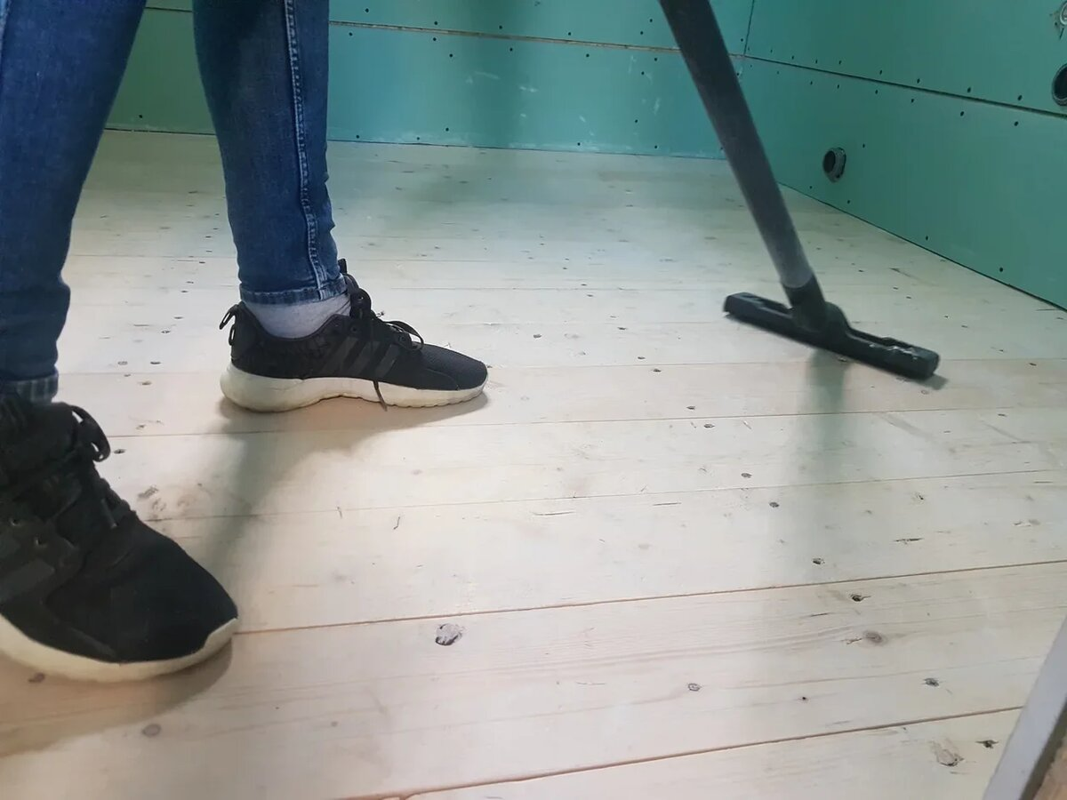 Изображение: "Досчатые полы в ванной комнате каркасного дома до начала работ по укладке плитки"