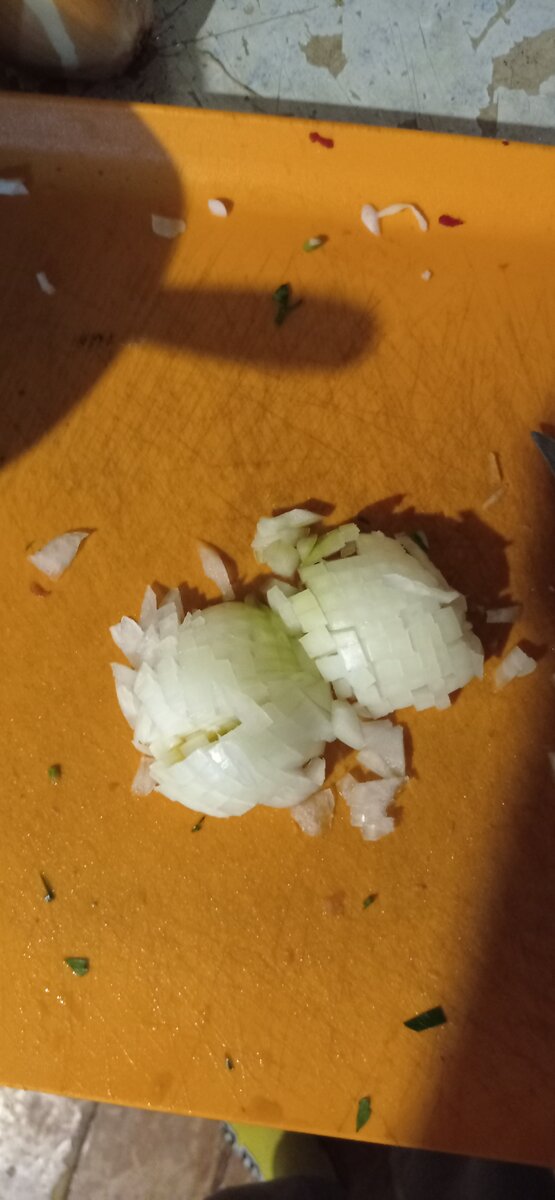 Мелко нарезаем лук и смешиваем с фаршем, солим перчим. Хорошо перемешиваем. 