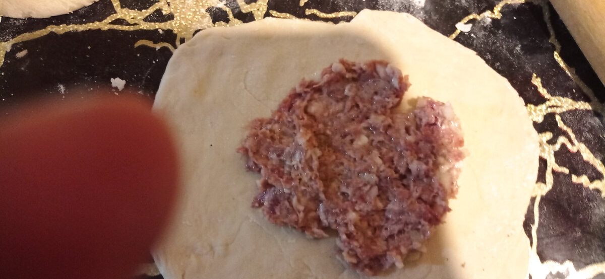 Раскатываем тесто, делаем средние лепёшки и выкладываем начинку. Защипываем хорошенько края, так всё остальные. 