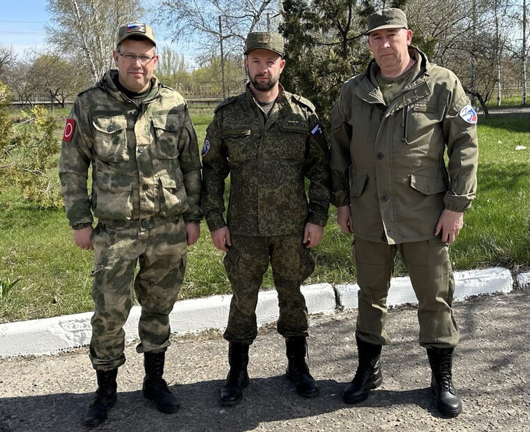    Кроме Алексей Коробейникова (в центре), в зону СВО отправится и глава Ирбитского района Алексей Никифоров (слева)