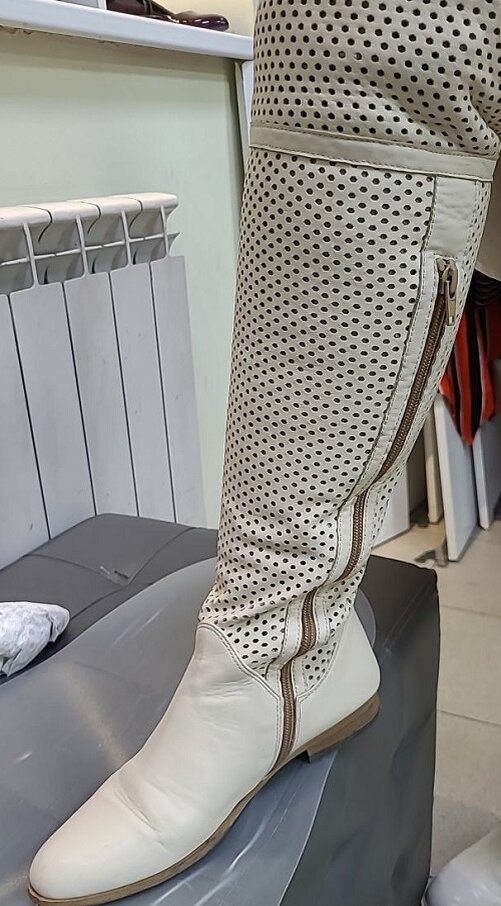  Сапоги- ботфорты  из кожи с широким голенищем. Цена 299 рублей.