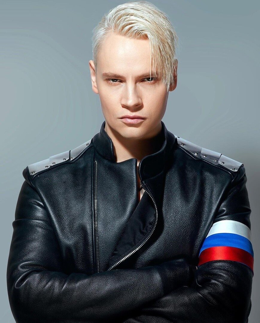 Шаман - странный образ российского "патриотического" певца, выдержанный в эстетике, напоминающей нацистскую 