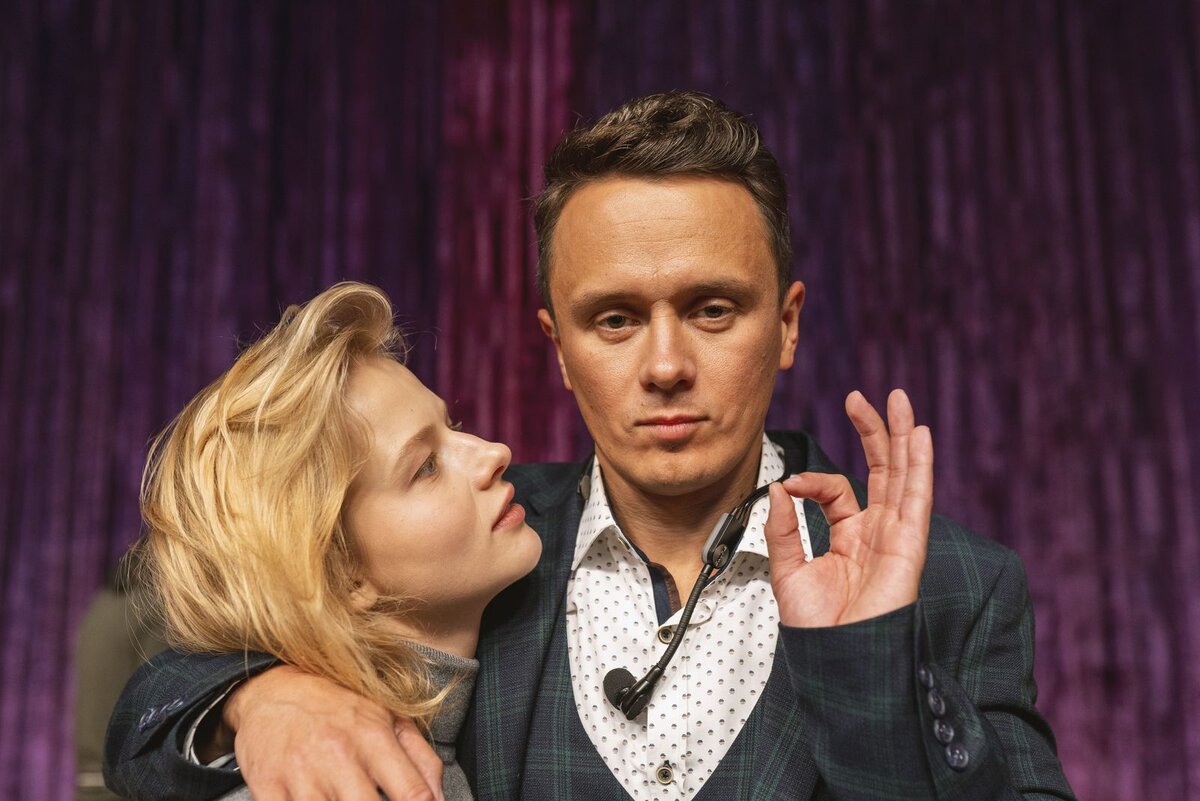 Лена с коучем(актёр и комик Илья Соболев). Кадр из фильма