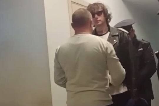    Певец Иван Минаев (Xolidayboy) получил повестку в военкомат в аэропорту Минвод