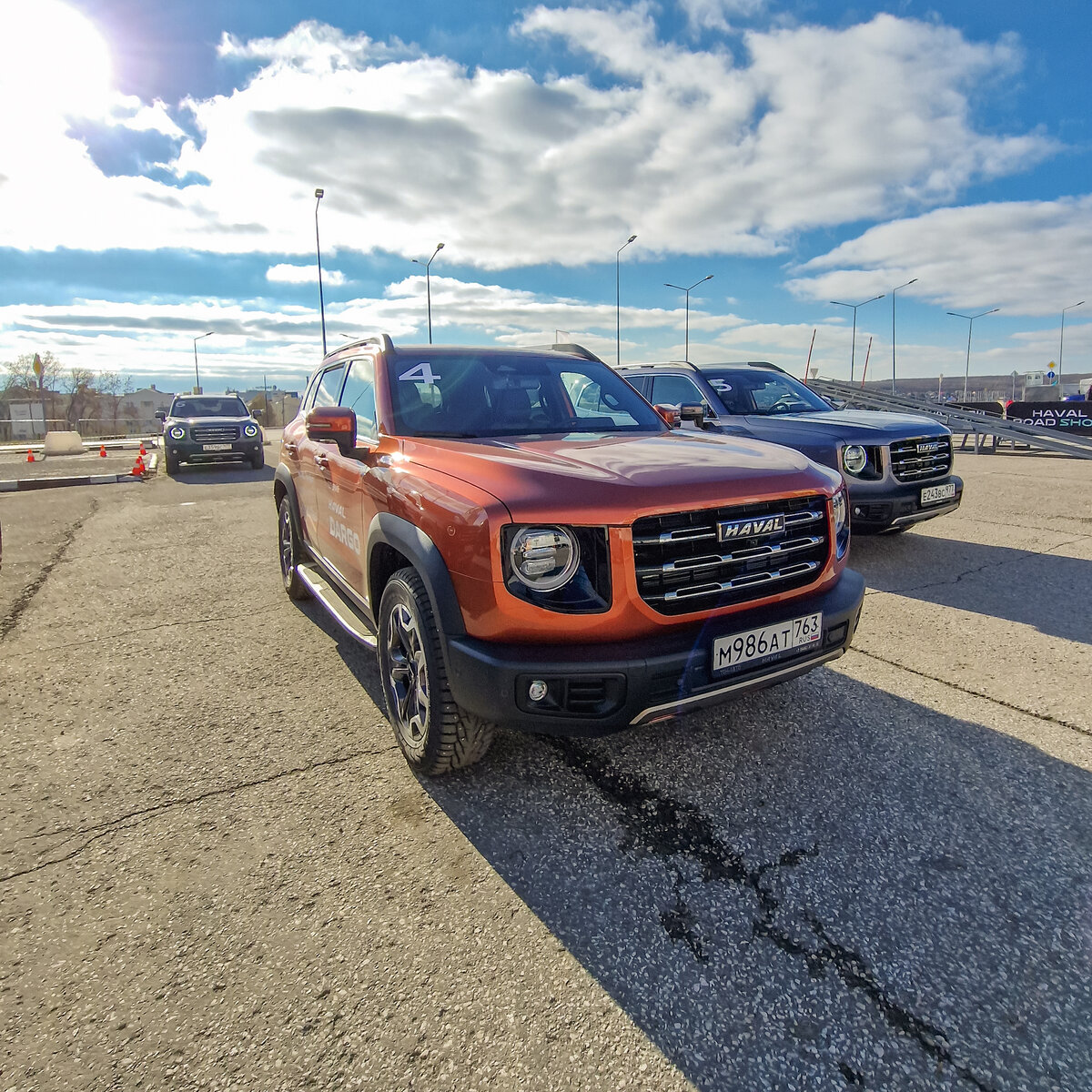 Думаю, вы сами прекрасно знаете, что чем ярче тачка, тем быстрее она едет, поэтому когда был выбор, я сразу побежал именно к оранжевой машине.