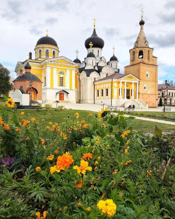 монастыри принимающие. высоцкий монастырь достопримечательности серпухова. насельники монастыря оптина пустынь. монастырь по другому. успенский собор старицкого монастыря.