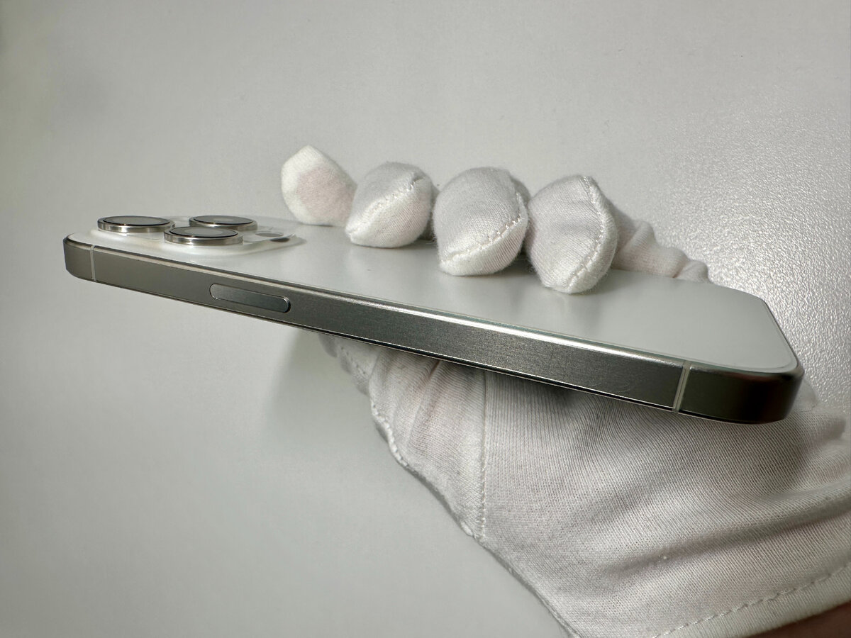 iPhone 15 в защитной плёнке 