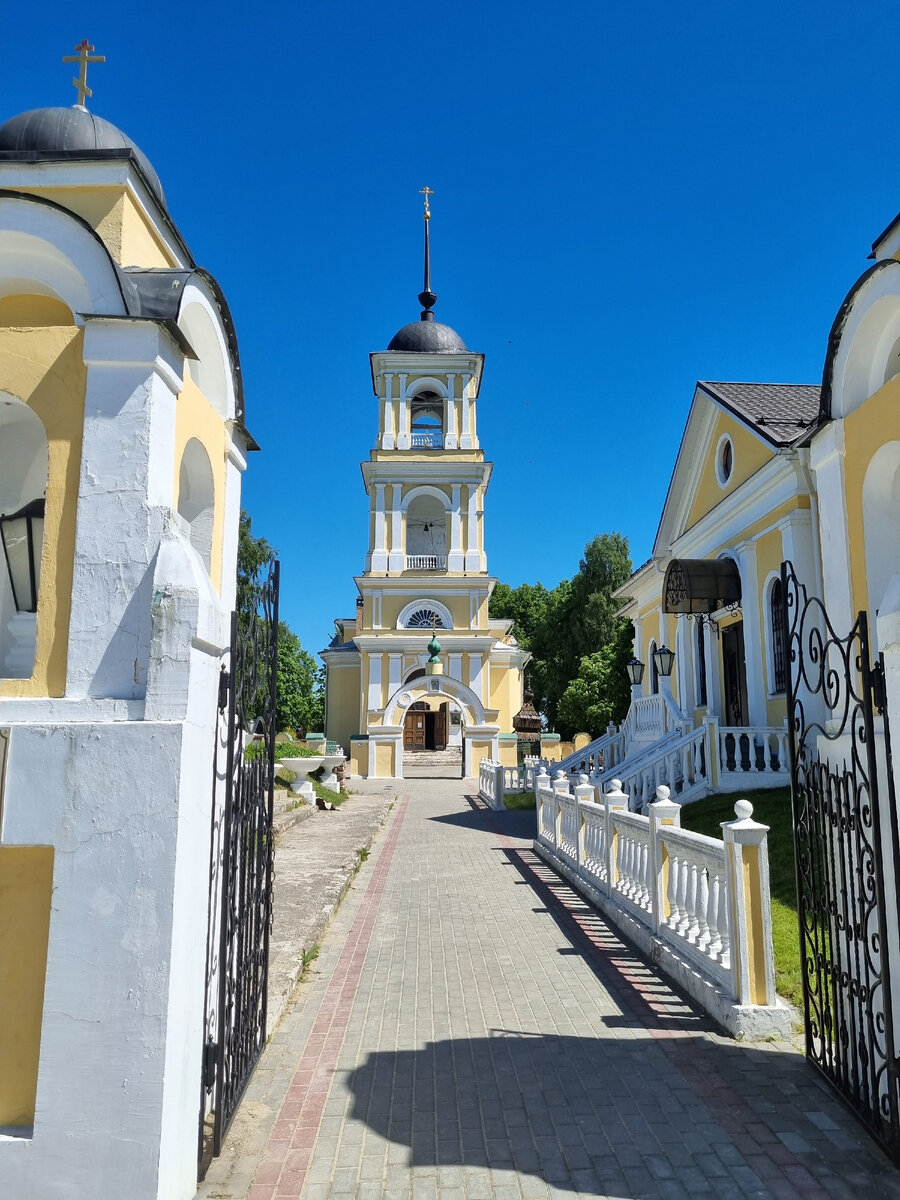 Вход на территорию храма.