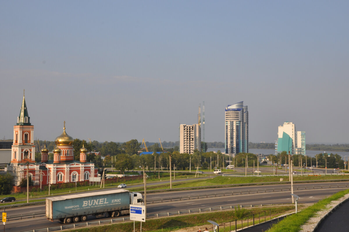 Вид с Нагорного парка на Знаменский собор и ЖК на набережной.