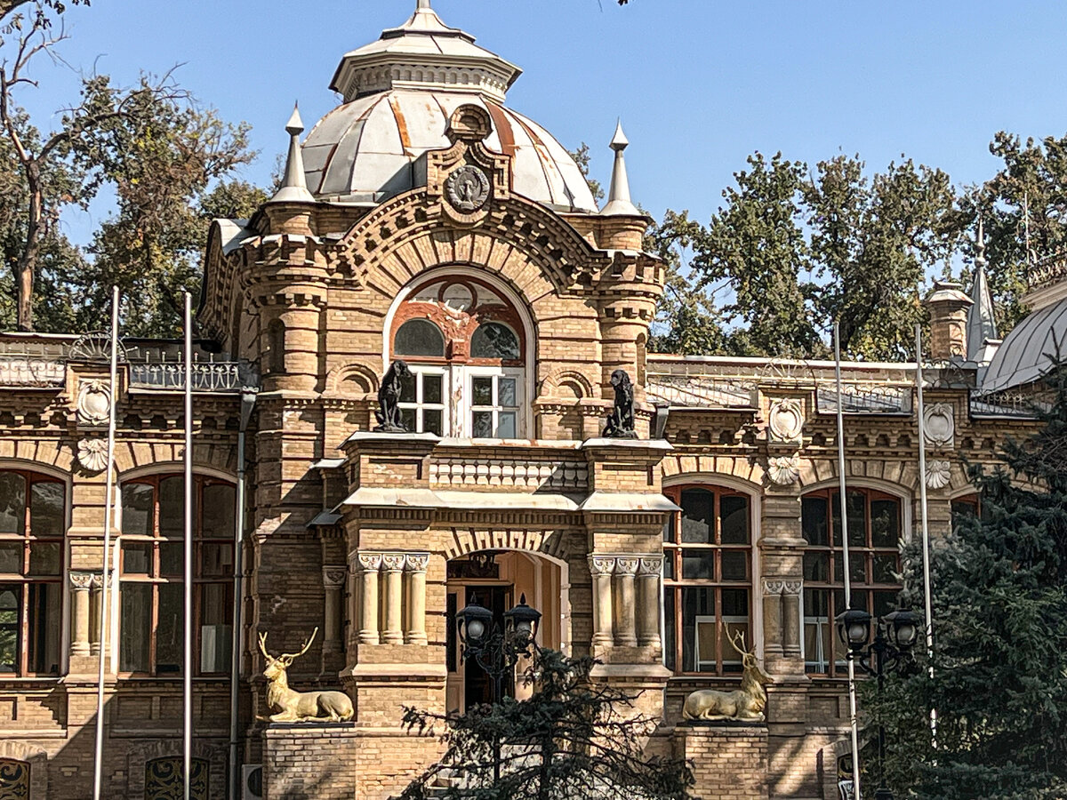 Ташкент. Дворец великого князя Романова. В советские годы в здании располагался Дом пионеров. Фото автора