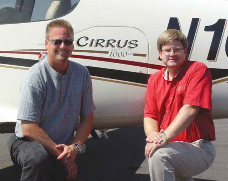  Dale (слева) и Alan (справа) Klapmeier, основатели Cirrus Aircraft, рядом с 1000-м самолетом Cirrus. Фото: AirMart